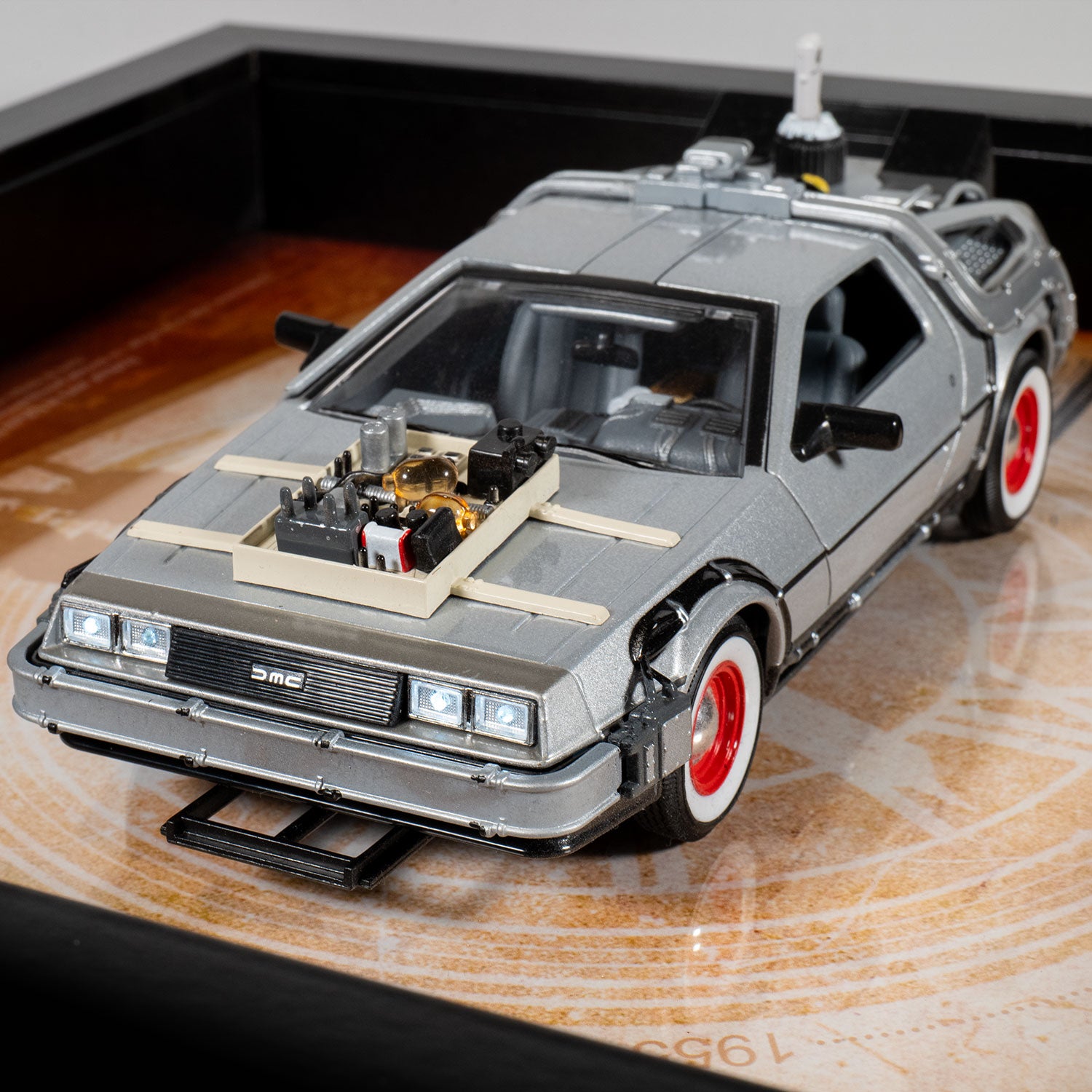 Retour vers le Futur 3 - DeLorean DMC-12 - LED - 32,5 x 32,5 cm
