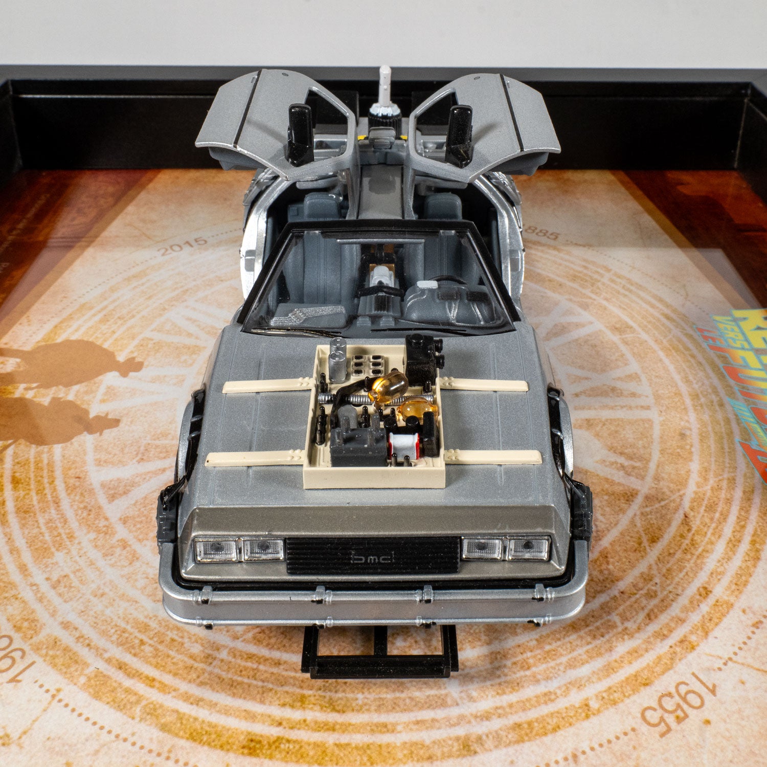 Retour vers le Futur 3 - DeLorean DMC-12 - LED - 32,5 x 32,5 cm