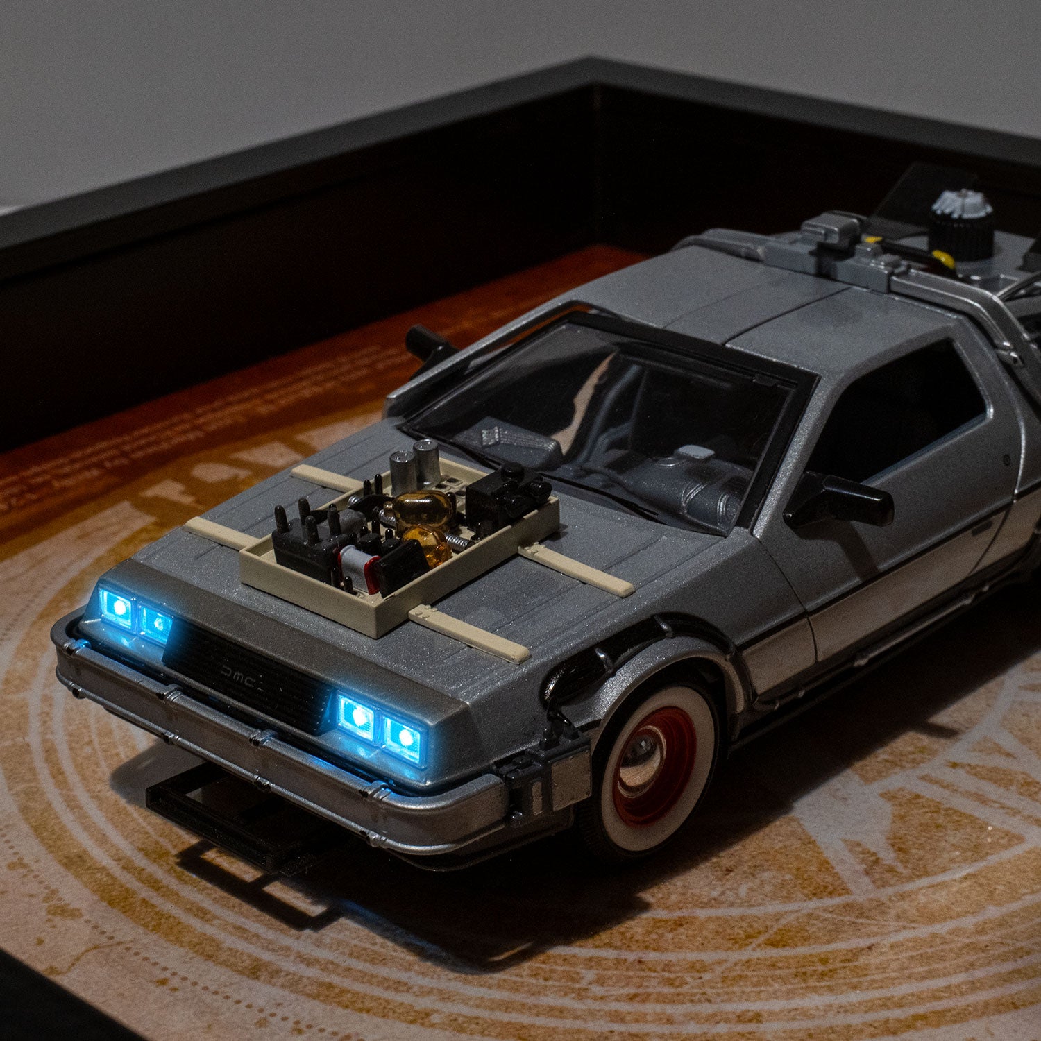 Retour vers le Futur 3 - DeLorean DMC-12 - LED - 32,5 x 32,5 cm